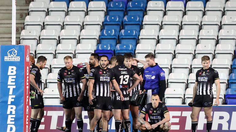 Picture by Paul Greenwood/SWpix.com - 27/04/2018 - Rugby League - Betfred Super League - Widnes Vikings v Wigan Warriors - Select Security Stadium, Widnes, England - Widnes Vikings players look dejected