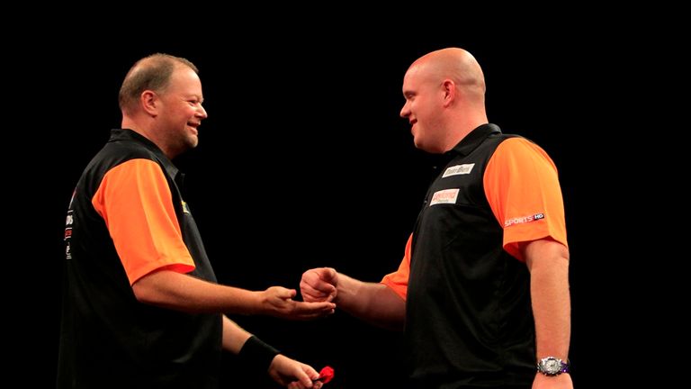 BWIN WORLD CUP OF DARTS 2014.SPORTHALLE,HAMBURG.PIC;LAWRENCE LUSTIG.ROUND 1.NETEHERLANDS(MICHAEL VAN GERWEN & RAYMOND VAN BARNEVELD) V ITALY (MARCO BRENTEGANI & DANIELE PETRI).NETHERLANDS