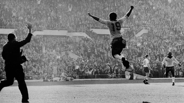 Zito celebra marcar su segundo gol con Brasil en la final del Mundial de 1962