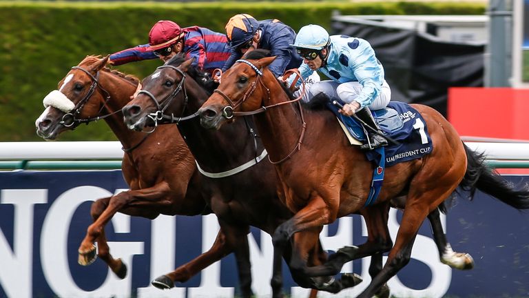 Cristian Demuro and Olmedo swoop late to win the French 2000 Guineas