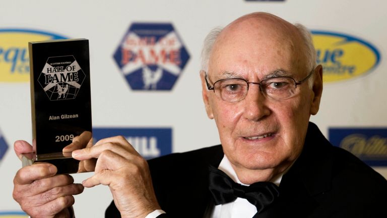 15/11/09.GLASGOW.Alan Gilzean is inducted into Scottish Football's Hall of Fame