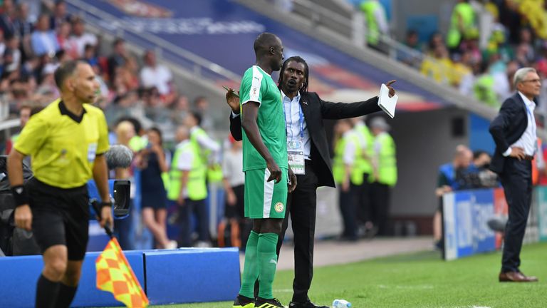 Aliou Cisse gives instructions to Senegal's Cheikh Ndoye before a substitution