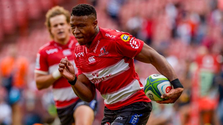 Aphiwe Dyantyi attacks for the Lions
