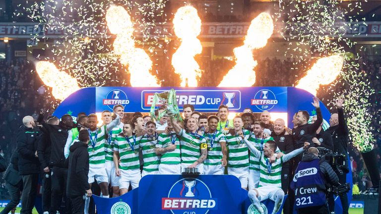26/11/17 BETFRED CUP FINAL .. MOTHERWELL v CELTIC (0-2).. HAMPDEN PARK - GLASGOW .. The Celtic team lift the Betfred Cup.