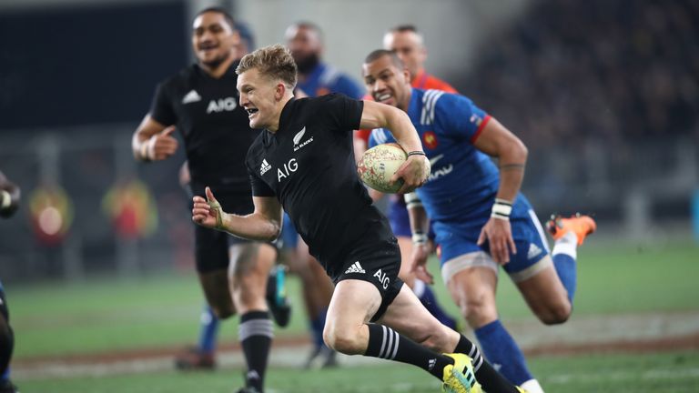  Damian McKenzie runs in for a try against France