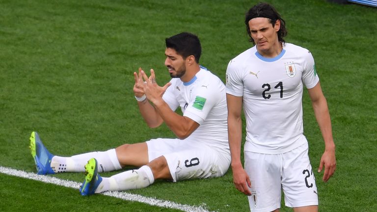 Edinson Cavani shows his frustration with Luis Suarez
