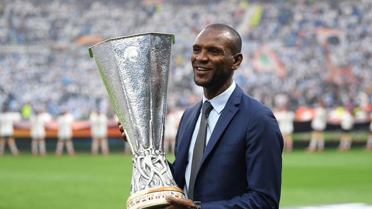 El ex defensa del Barcelona Eric Abidal permanece en el club como director deportivo