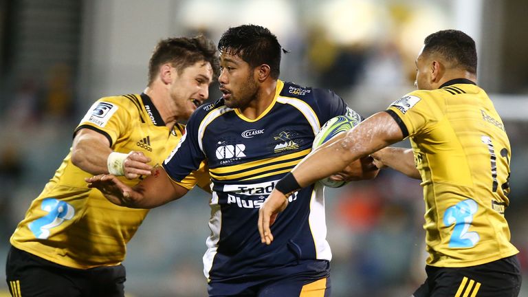 Folau Faingaa takes on the Hurricanes defence