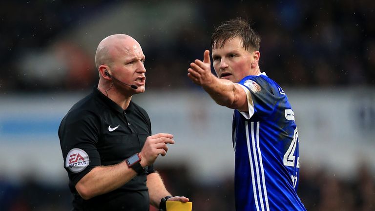 Stephen Gleeson of Ipswich Town argues with Referee Simon Hooper during the Sky Bet Championship match between Ipswich Town and Wolverhampton Wanderers 