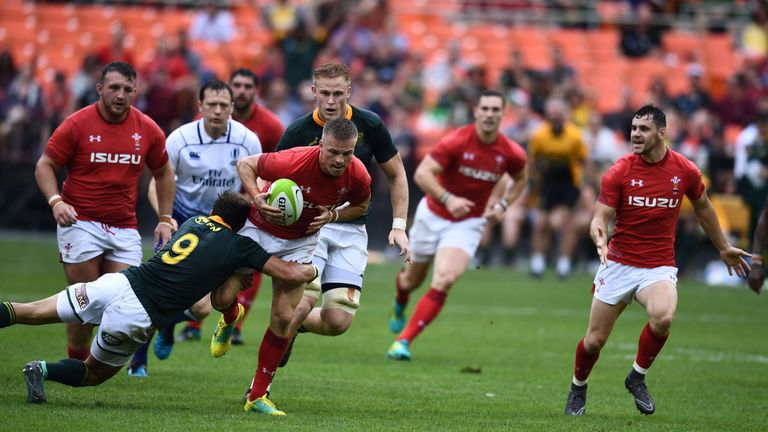 Gareth Anscombe tests the Springbok defence