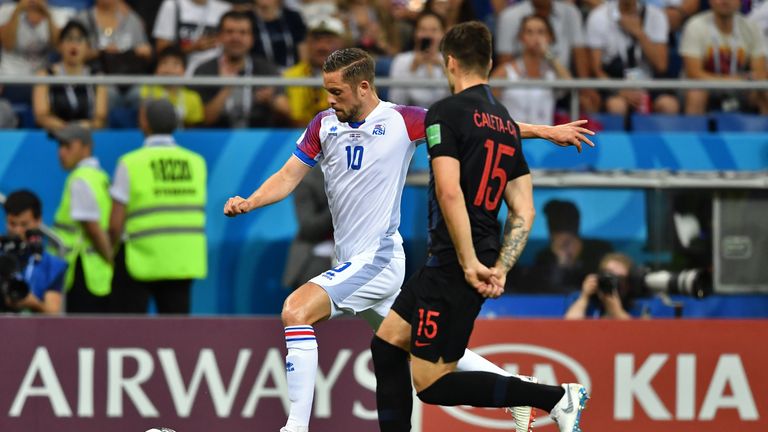  Gylfi Sigurdsson (L) vies with Croatia's defender Duje Caleta at World Cup