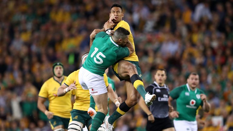 Israel Folau and Rob Kearney compete for the ball in the air