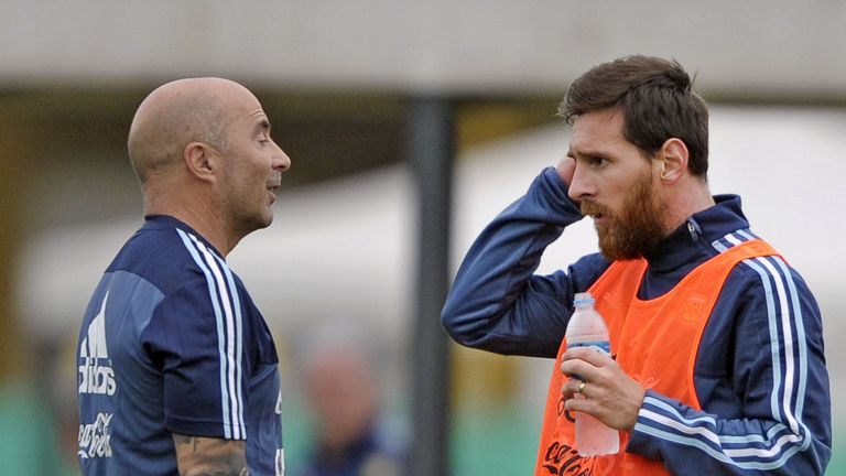 Jorge Sampaoli speaks to Lionel Messi