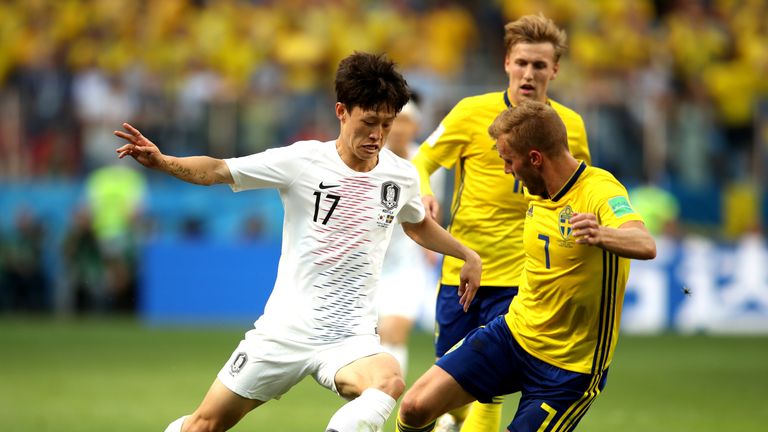 Lee Jae-sung takes on Sebastian Larsson in Nizhny Novgorod