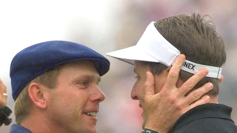 Payne Stewart embraces Phil Mickelson after winning the 1999 US Open