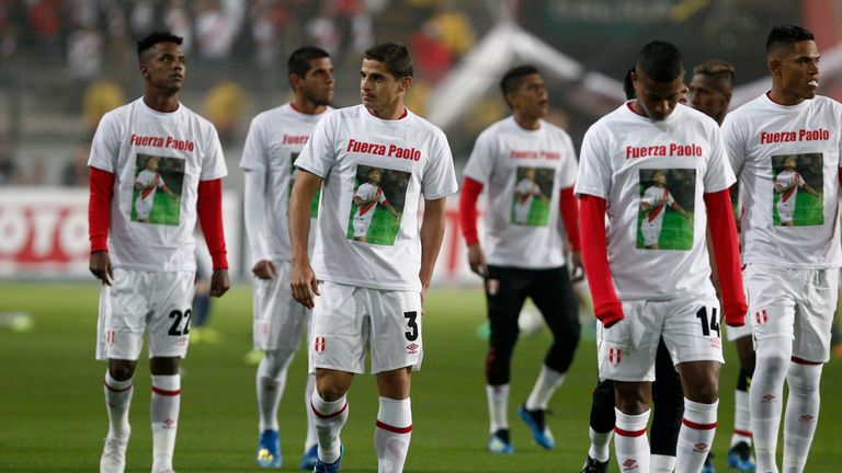 Players of Peru warm up wearing a t-shirt supporting Paolo Guerrero prior to the international friendly match between Peru and Scotland at Estadio Nacional de Lima on May 29