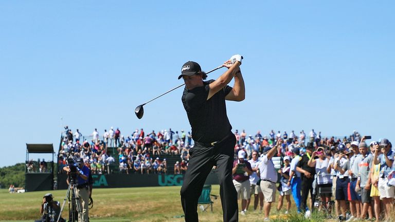during the final round of the 2018 U.S. Open at Shinnecock Hills Golf Club on June 17, 2018 in Southampton, New York.