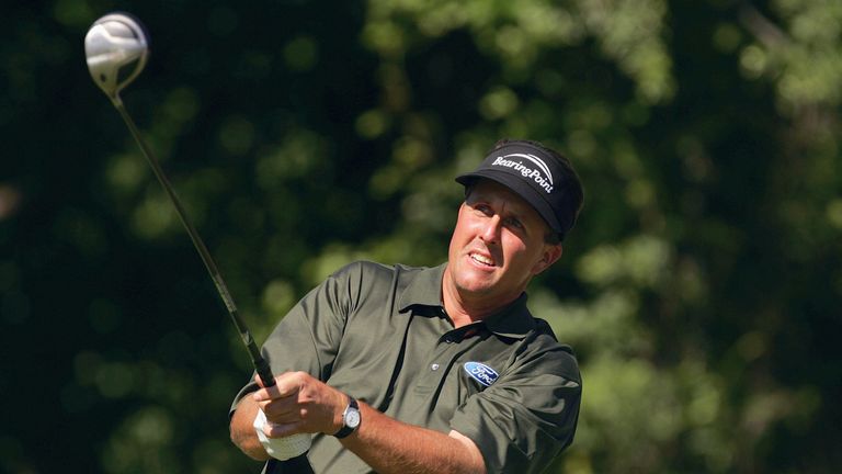 Mickelson chased Goosen but double-bogeyed the 17th in the final round to lose out