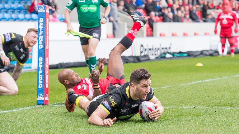 Picture by Allan McKenzie/SWpix.com - 07/04/2018 - Rugby League - Betfred Super League - Salford Red Devils v Warrington Wolves - AJ Bell Stadium, Salford, England - Salford's Robert Lui is unable to prevent Warrington's Toby King from scoring a try.