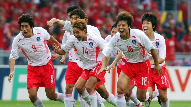 FUSSBALL : WM 2002 in JAPAN und KOREA , Gwangju , 22.06.02..Match 59 / VIERTELFINALE / SPANIEN - KOREA ( ESP - KOR ) 3:5 n.E...SCHLUSSJUBEL KOREA..FOTO:BONGARTS/Andreas-Rentz