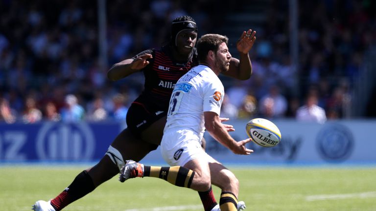 Willie Le Roux looks to offload the ball against Maro Itoje