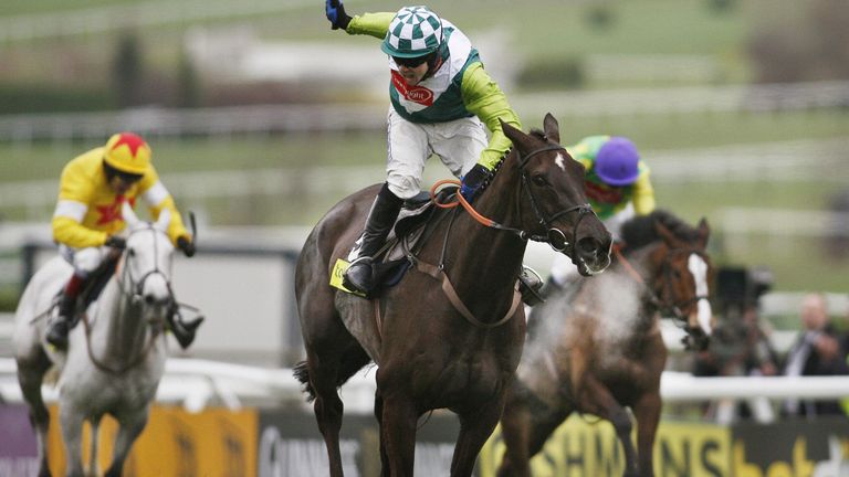 Sam Thomas riding Denman to victory in the 2008 Gold Cup