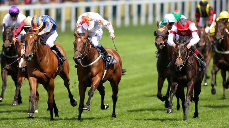 Signora Cabello (centre) battles to victory in the Queen Mary