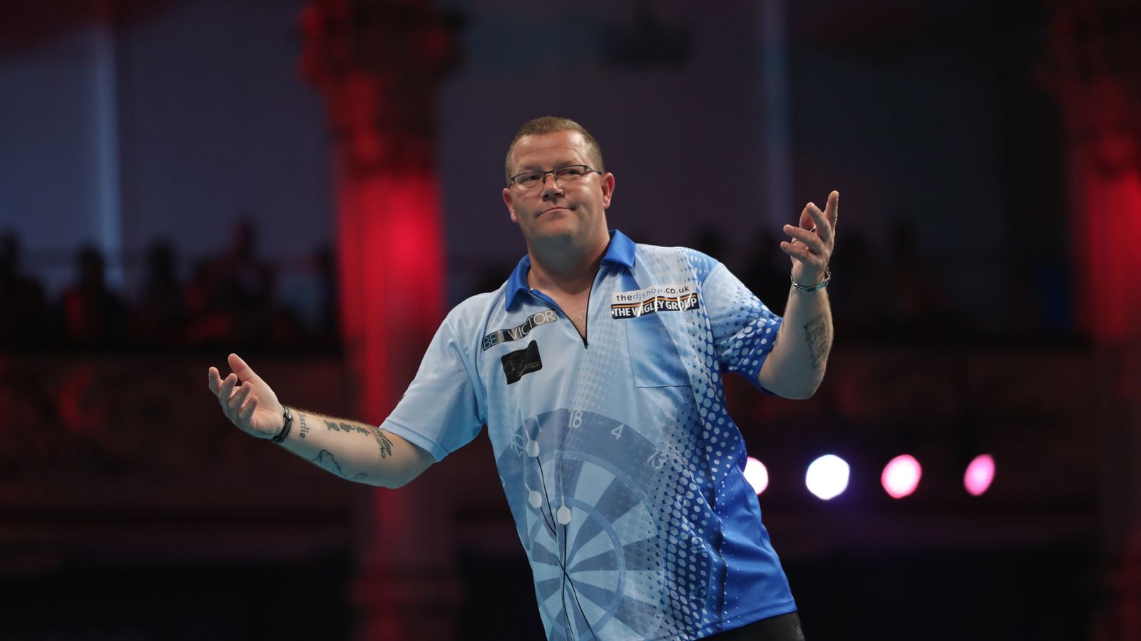 Steve West misses an incredible 11 match darts at the World Matchplay
