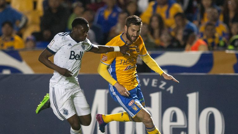 Andre Pierre Gignac (R) of Mexico's Tigres vies for the ball with Alphonso Davies (L) of Vancouver Whitecaps