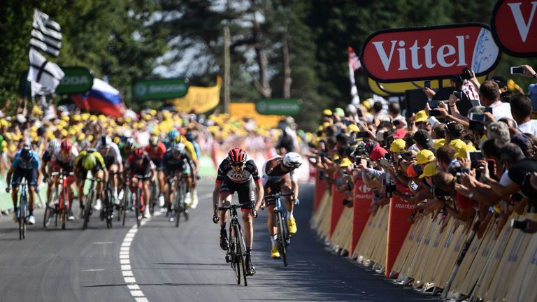 Dan Martin holds off Pierre Latour and the chasing pack to win stage six