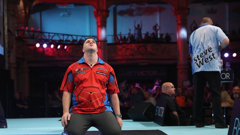 BET VICTOR WORLD MATCHPLAY 2018.WINTER GARDENS,.BLACKPOOL.PIC;LAWRENCE LUSTIG.ROUND1.DARYL GURNEY V STEVE WEST.DARYL GURNEY IN ACTION.