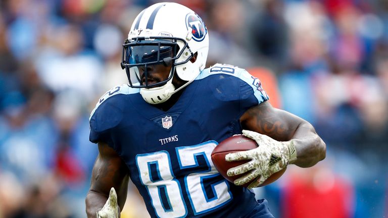 NASHVILLE, TN - NOVEMBER 12: Tight End Delanie Walker  #82 of the Tennessee Titans carries the ball against the Cincinnati Bengals at Nissan Stadium on November 12, 2017 in Nashville, Tennessee. (Photo by Wesley Hitt/Getty Images)  *** Local Caption *** Delanie Walker;