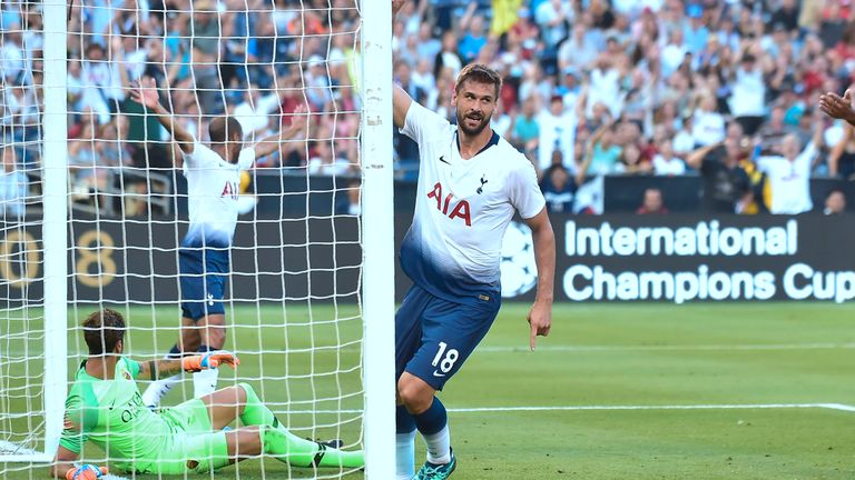 Fernando Llorente (C) of Tottenham Hotspur celebrates after scoring against AS Roma