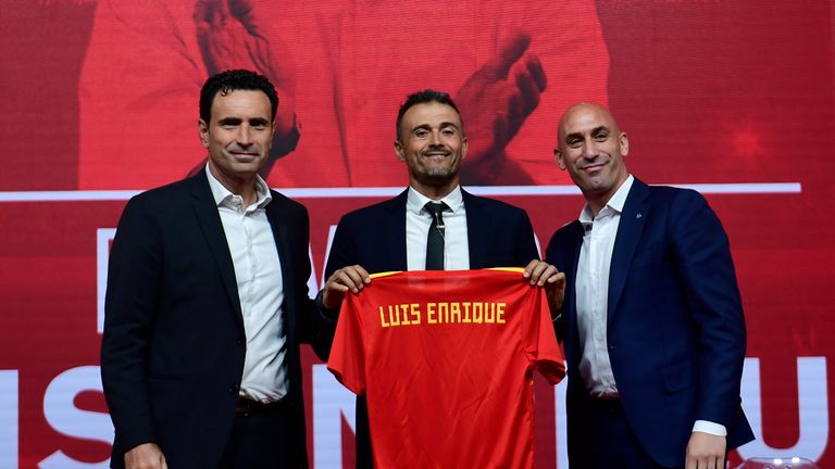 Spain's new coach Luis Enrique (C) poses with Spain's sporting director Jose Francisco Molina and Spanish football federation president Luis Rubiales