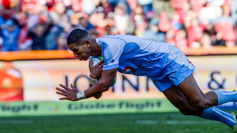 JOHANNESBURG, SOUTH AFRICA - JULY 14:  Manie Libbok of the Bulls breaks the Lions defence and go on to score a try during the Super Rugby match between Emirates Lions and Vodacom Bulls at Emirates Airline Park on July 14, 2018 in Johannesburg, South Africa. (Photo by Sydney Seshibedi/Gallo Images)
