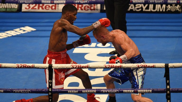 Maurice Hooker (L) fights Terry Flanagan