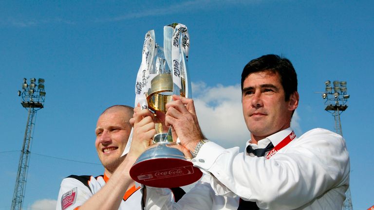 LUTON, ENGLAND - APRIL 30:  Kevin Nichols (L) the captain and Mike Newell the Manager of Luton lift the trophy aloft after being crowned champions at the end of the Coca-Cola League One match between Luton Town and Brentford at Kenilworth Road on April 30, 2005 in Luton, England.  (Photo by Julian Finney/Getty Images) *** Local Caption *** Kevin Nichols;Mike Newell
