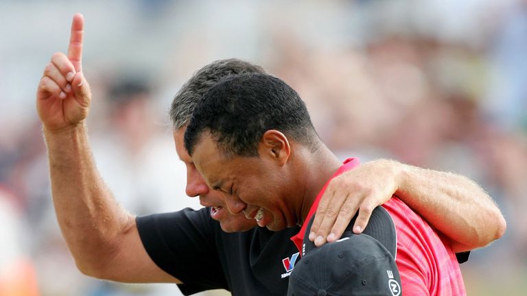 Woods breaks down in tears after winning the 2006 Open Championship following the death of his father