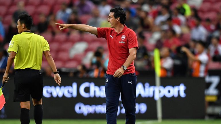 Unai Emery gives instructions to his Arsenal players