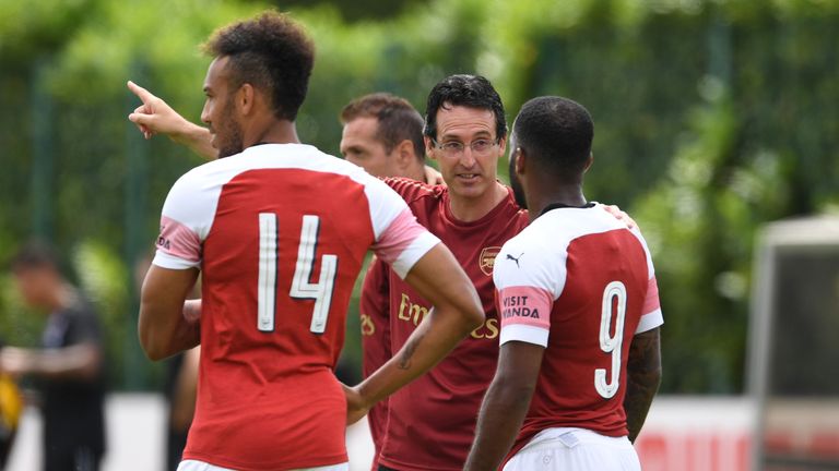 Unai Emery talks to (L) Pierre-Emerick Aubameyang and (R) Alexandre Lacazette