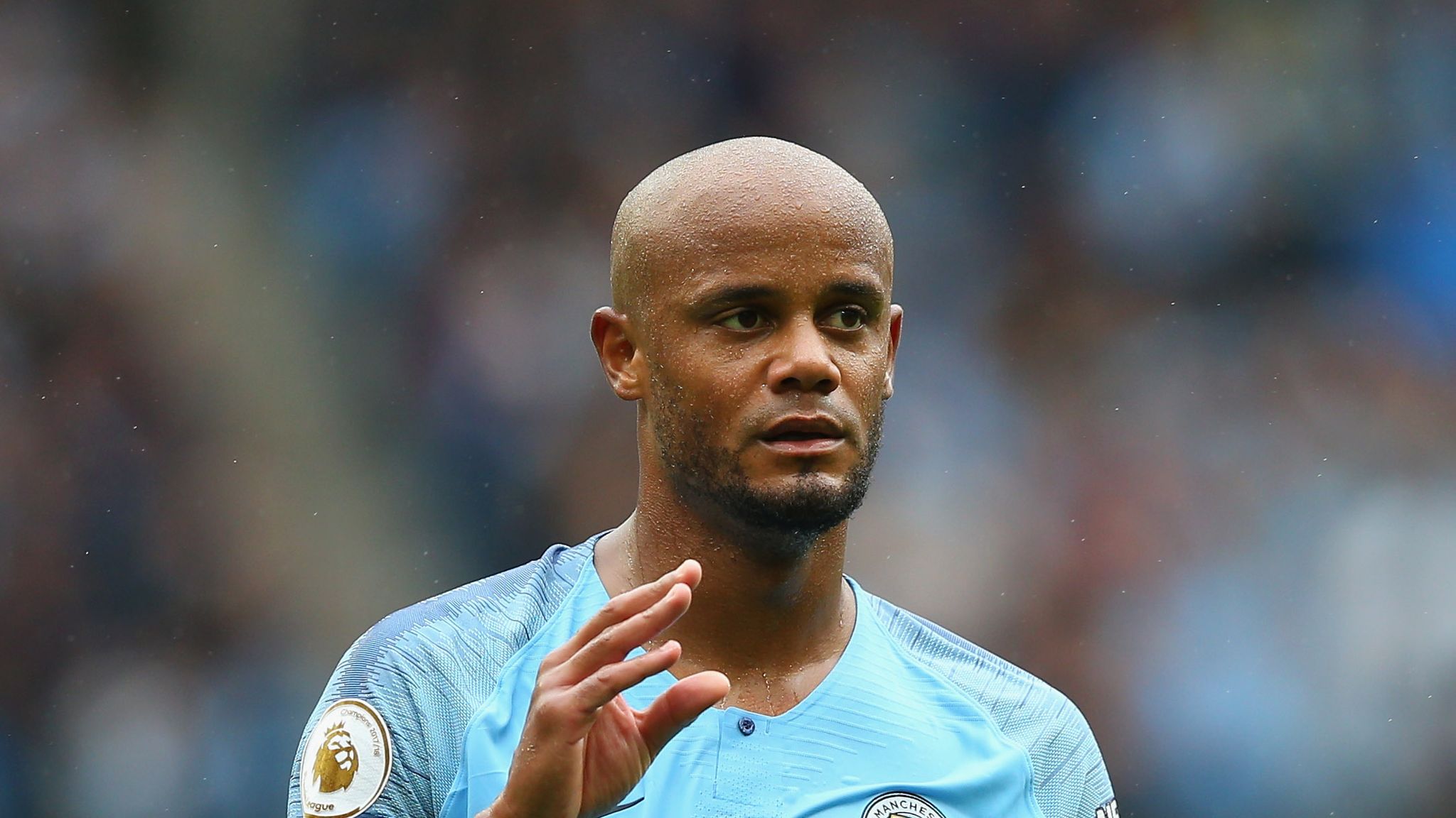 Венсан компани футболист. Vincent Kompany DLS. Vincent Company Hamburg. Винсан Компани в очках.