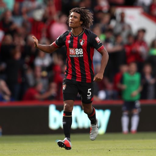 Ake nicks late draw with Everton