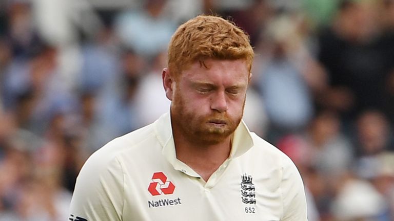 England&#39;s Jonny Bairstow (R) leaves the pitch after picking up an injury during the third day of the third Test cricket match between England and India at Trent Bridge in Nottingham, central England on August 20, 2018