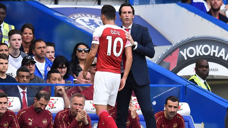 Unai Emery greets Mesut Ozil during Arsenal&#39;s 3-2 defeat to Chelsea at Stamford Bridge in August 2018