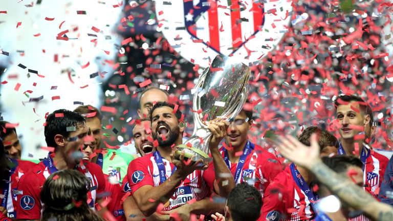 Diego Costa, del Atlético de Madrid, alza el trofeo tras ganar 4-2 la Supercopa de la UEFA al Real Madrid
