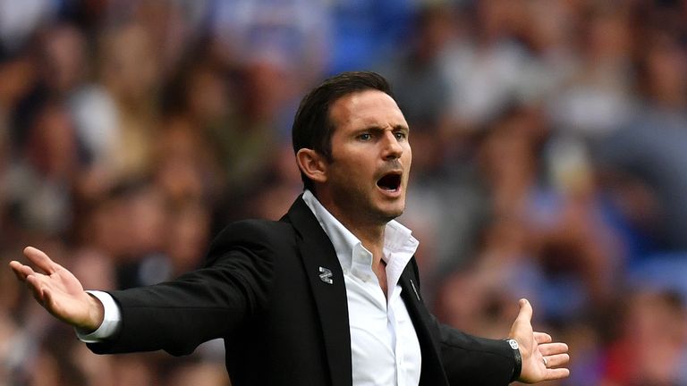 Frank Lampard gestures on the touchline at the Madejski Stadium during the Sky Bet Championship match between Reading and Derby County