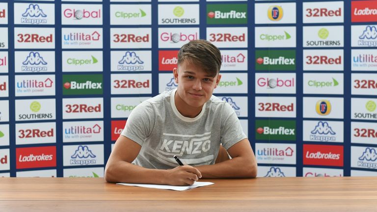 Jamie Shackleton signs his new Leeds contract (pic courtesy LUFC)