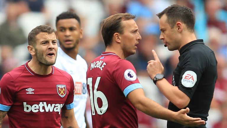 West Ham&#39;s Mark Noble and Jack Wilshere argue with the referee during their defeat to Bournemouth.