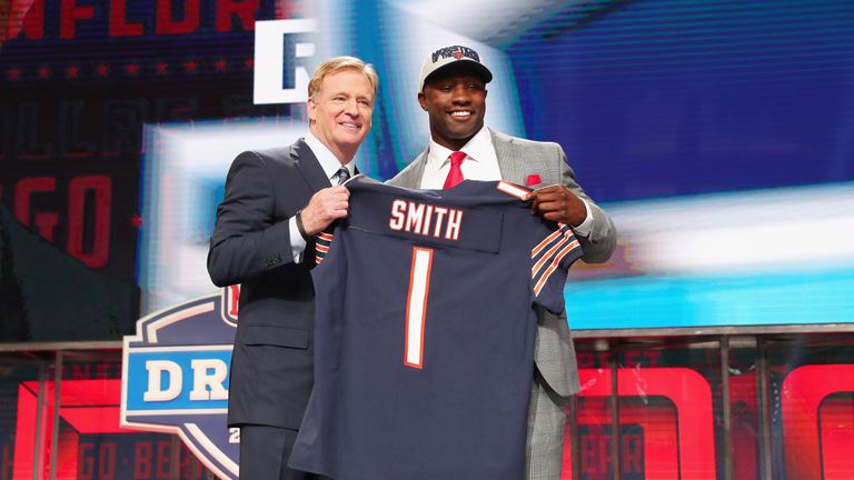 Roquan Smith of Georgia poses with NFL Commissioner Roger Goodell after being picked #8 overall by the Chicago Bears