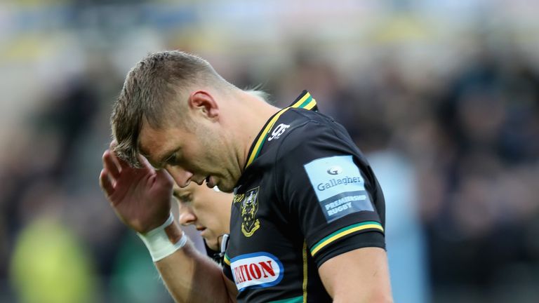 Dan Biggar leaves the field with a head injury against Glasgow